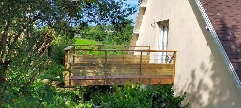 Terrasse bois sur pilotis construite par Esprit Bois près de Fécamp